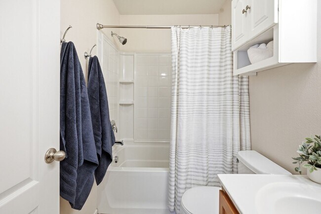 Building Photo - Point Loma, "The Bay" 2 bed 2 Bath Townhome now available! Amazing amenities, don't miss out