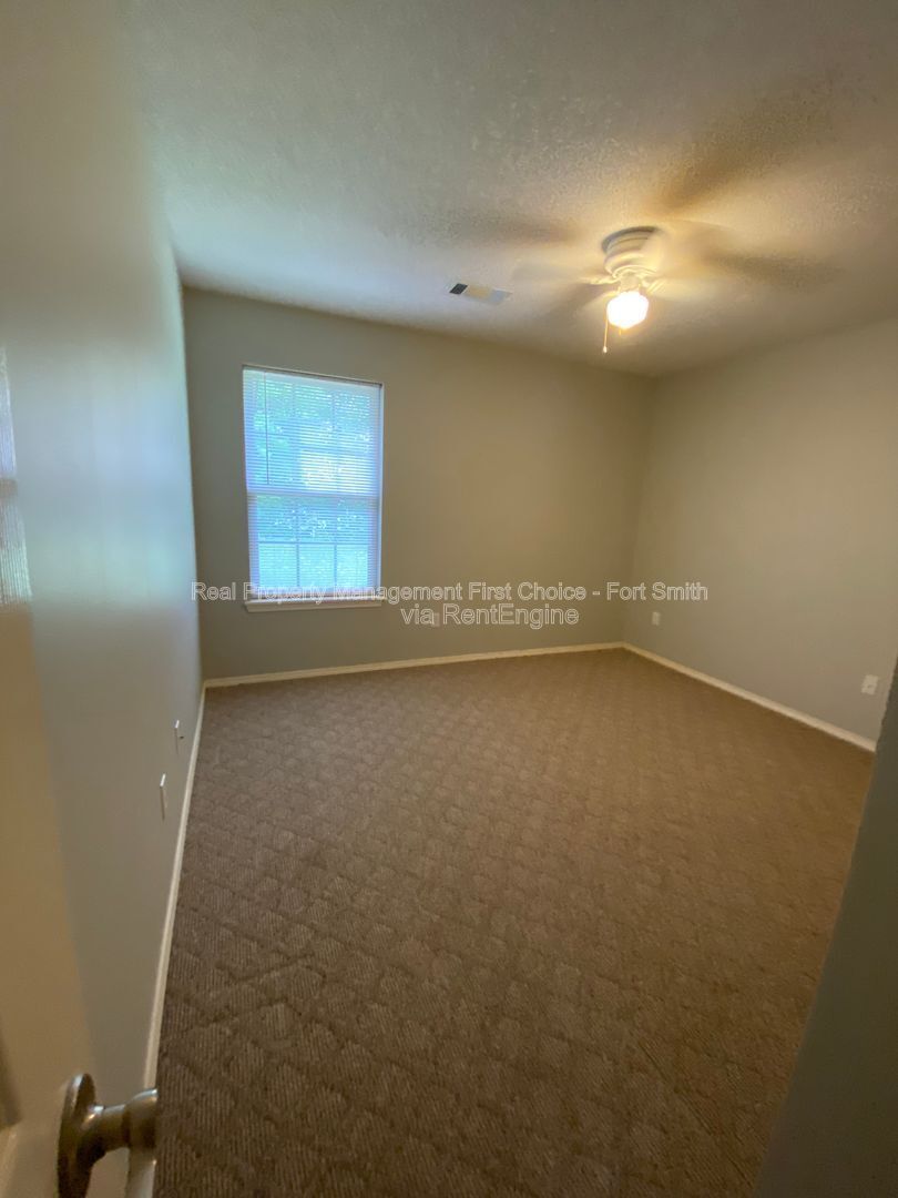 Building Photo - 1475 E Gate Dr