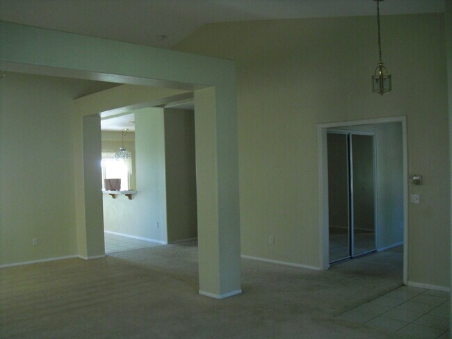 Building Photo - 4209 Grandview Dr