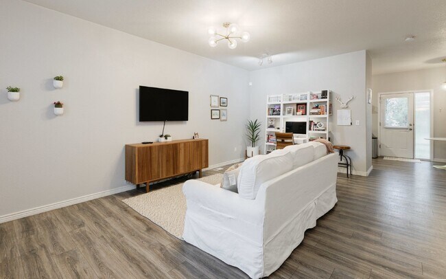 Building Photo - 7860 Sandy Springs Point