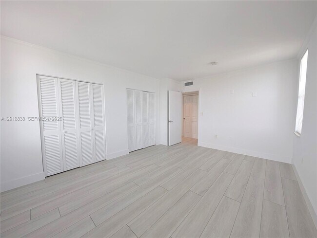 Building Photo - 7133 Bay Dr