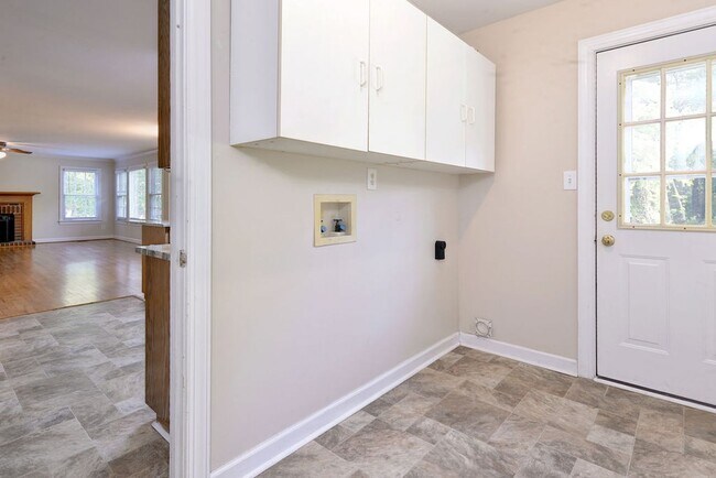 Building Photo - Beautiful Poquoson Home.