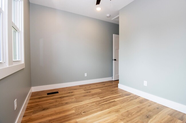 Building Photo - Three Bedroom Condo