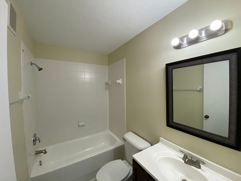 Building Photo - 1320 SE 31st Ct