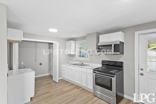 Building Photo - 1204 Navarre Ave