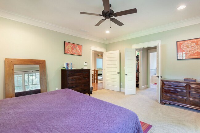 Building Photo - Beautiful 4/4 Plus Office, 4 Blocks From E...