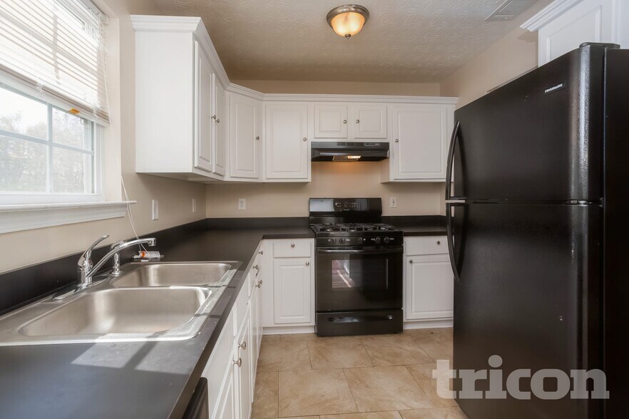 Building Photo - 120 Dairyland Dr