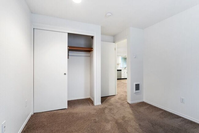 Building Photo - Beautiful 2 bed 1 bath apartment