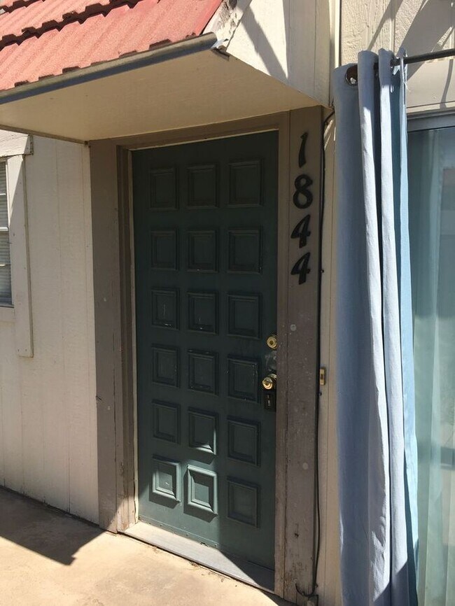 Building Photo - Spacious 2 bed 1.5 Bath Apartment with 1 Garage Space