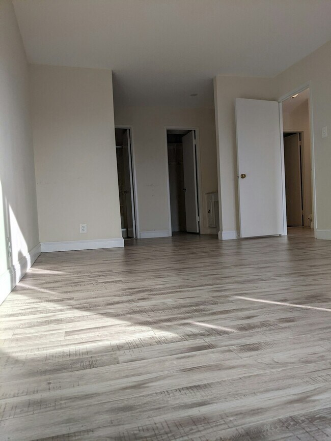 Building Photo - 205 Yoakum Pkwy