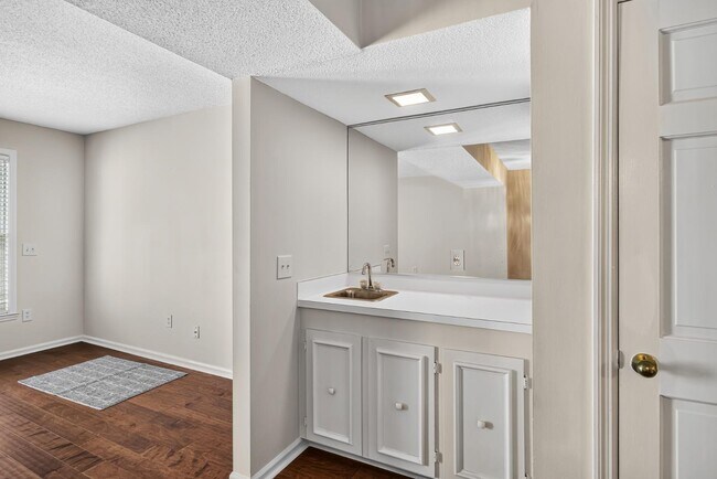 Building Photo - 850 Colony Dr