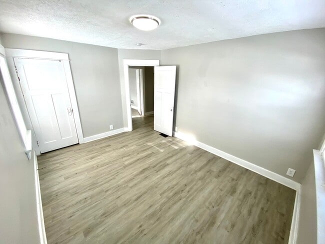 Building Photo - Newly Rehabbed Single Family in Dayton!: N...