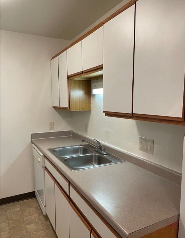 Building Photo - Upper Two Bedroom One Bath