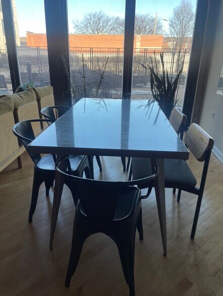 Building Photo - 1000 W 15th St