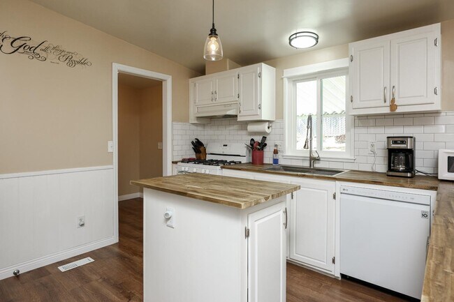 Building Photo - 500 Rancheros Dr