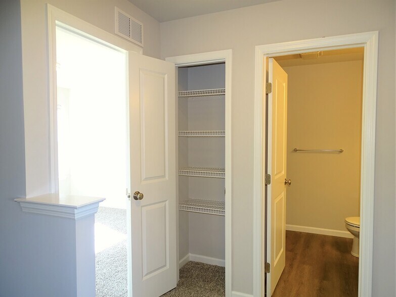Building Photo - 6 Cobblestone Ct
