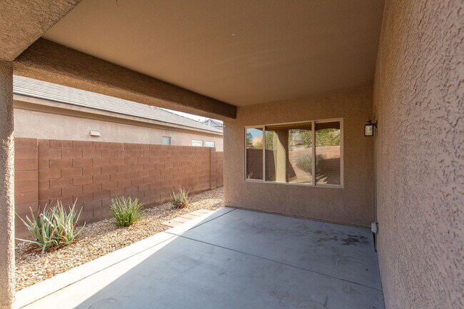 Building Photo - STALLION MOUNTAIN - HUGE 4 BEDROOM, 3 BATH UPGRADED SINGLE STORY