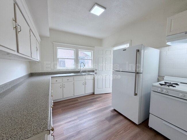 Building Photo - 860 W 56th St