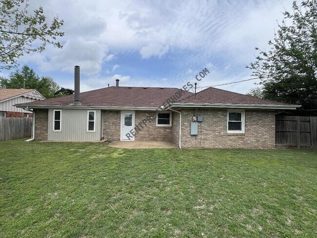 Building Photo - 2000 Lanesboro Dr