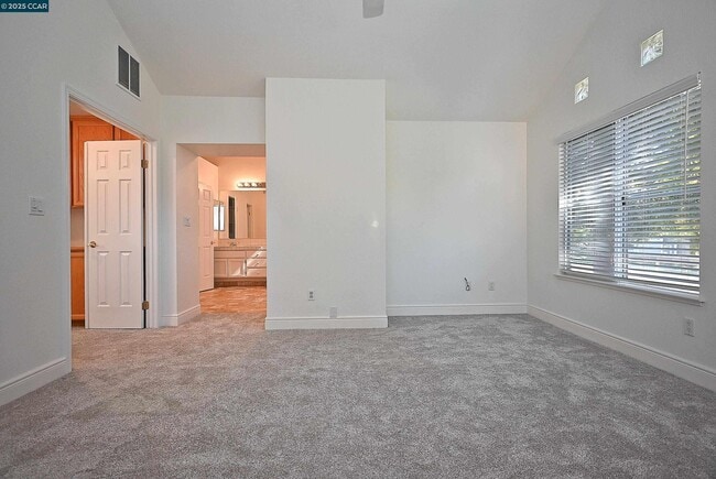 Building Photo - 6198 Lakeview Cir