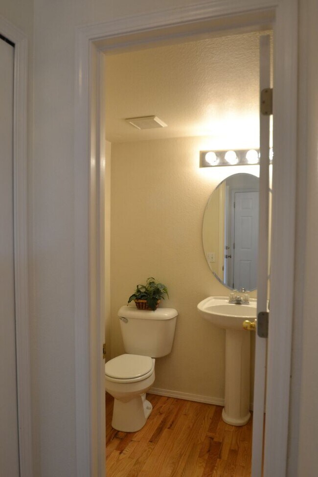 Building Photo - 4 bed 3.5 bath with 2 car garage - Availab...
