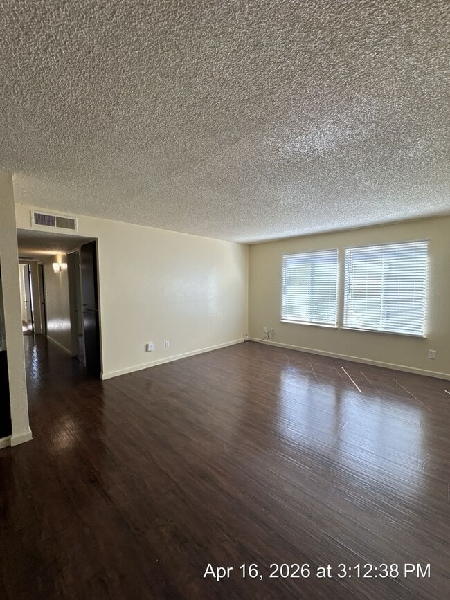 Building Photo - Downstairs Unit Move in Ready!