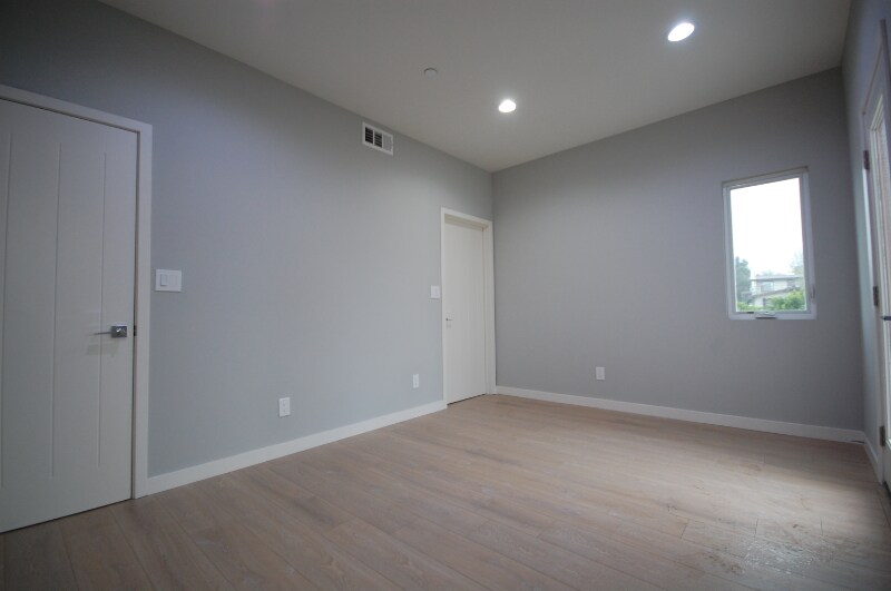 Building Photo - 648 N Serrano Ave