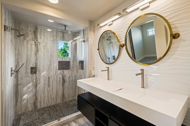 Building Photo - VERSATILE LUXURY LIVING IN RIVERMARK CORNE...