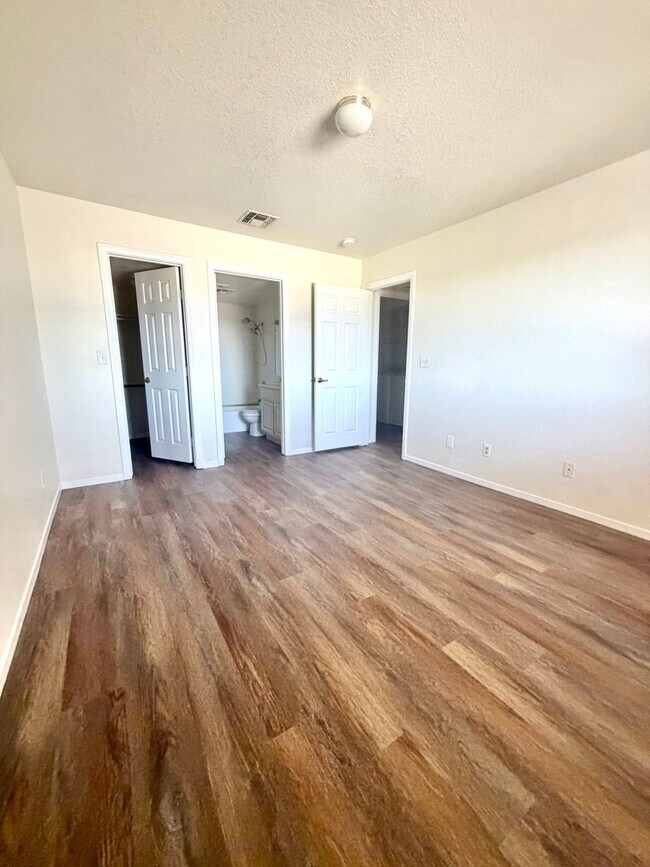 Building Photo - Henderson Cute 2 Bedroom Condominium