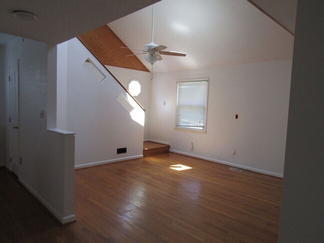 Building Photo - Gorgeous, Completely renovated 3 bedroom