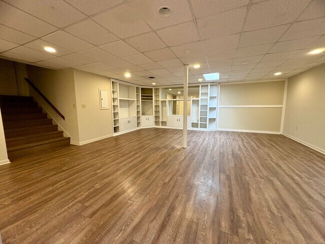 Building Photo - 1325 W Poplar St