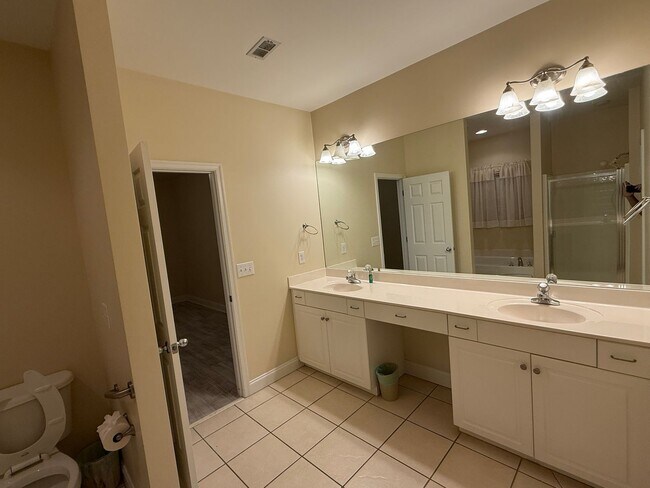 Building Photo - Chelsea Park - One Level 2 Bedroom on a Cu...
