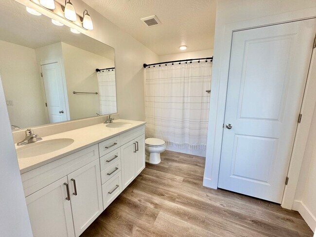 Building Photo - Desert Color Townhome!