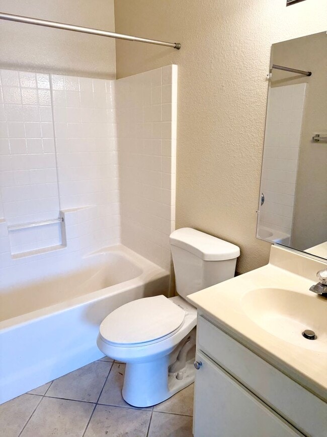 Building Photo - Beautiful Condo Available in Murrieta