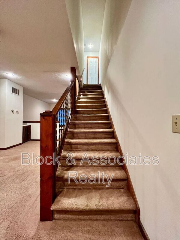 Building Photo - 1419 King Charles Dr