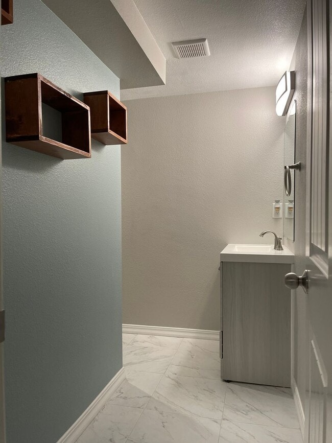 Building Photo - Beautiful 2 Story w/Finished Basement in D...