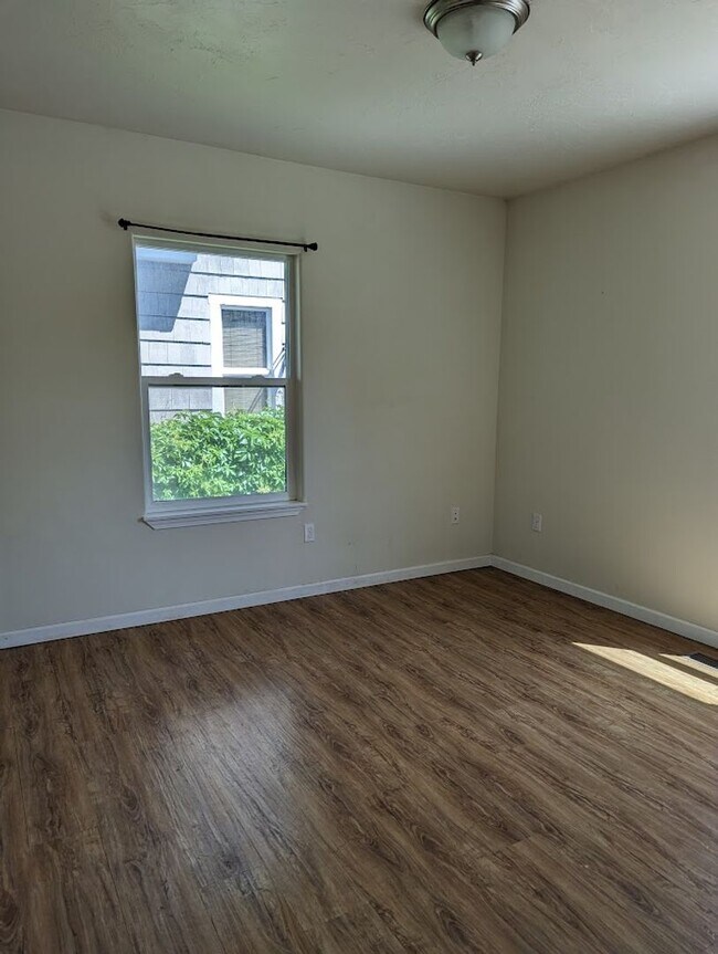 Building Photo - 4 Bedroom 2 Bath House on Prospect - Pet-Friendly!