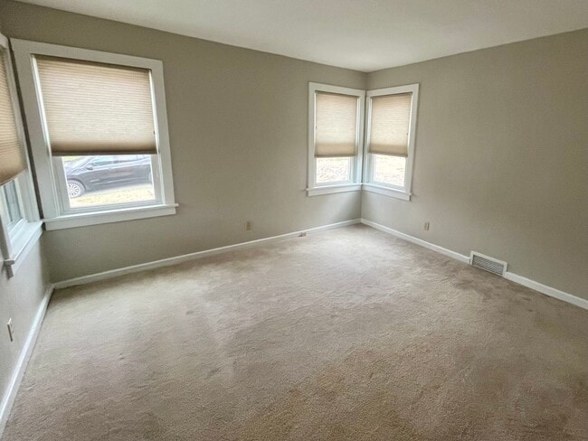 Building Photo - 3 Bedroom in Alton