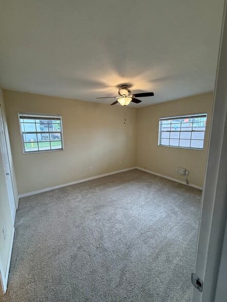 Building Photo - 3802 N Oak Dr
