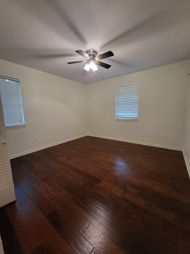 Building Photo - Mid-century home ready for move-in