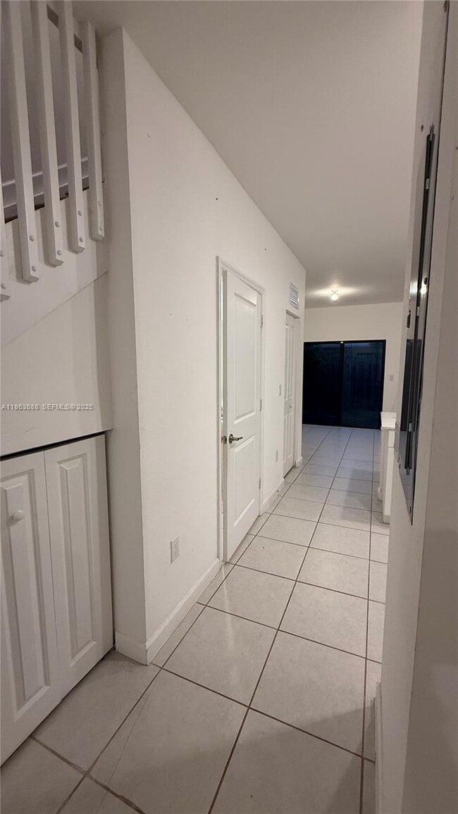 Building Photo - 947 NE 211th St