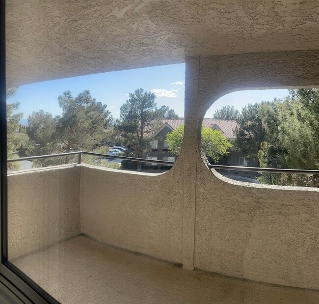 Building Photo - upper level with balcony - Boulder City
