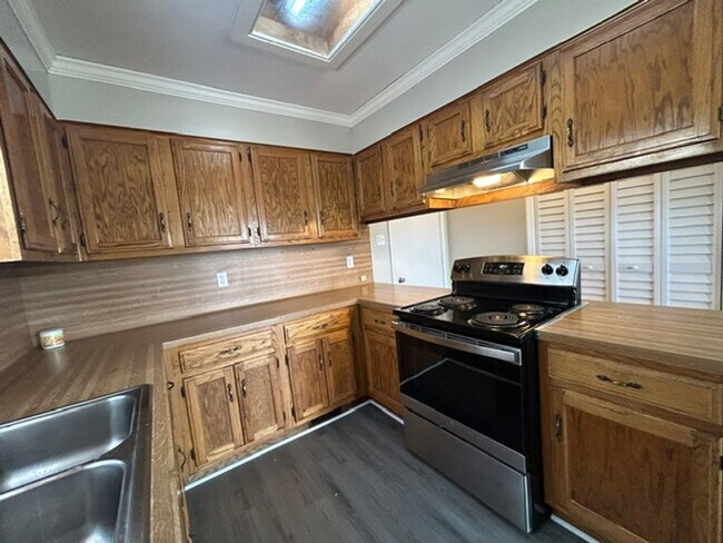 Building Photo - 121 Silverbrook Dr