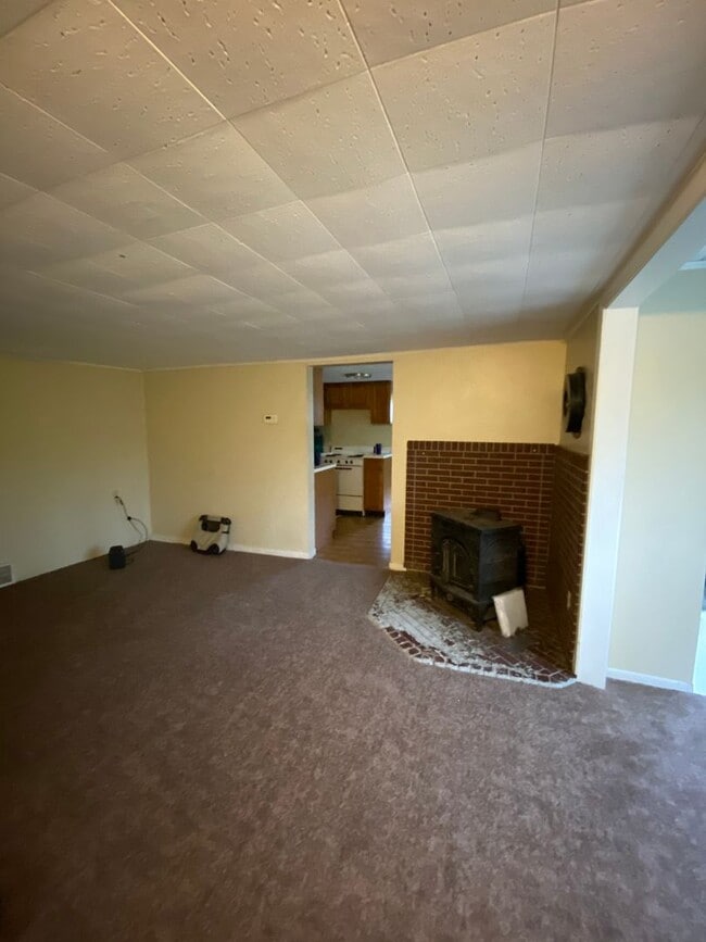 Building Photo - AVAILABLE MAY 2026 - Check out this 2 Bedroom Home w/ Garage in Duquesne Heights!