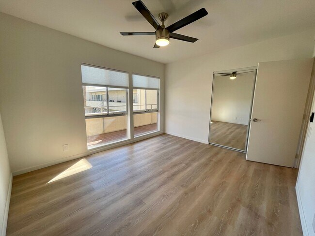 Building Photo - AVAILABLE NOW !! 2 Bedroom 2 Bathroom Cond...