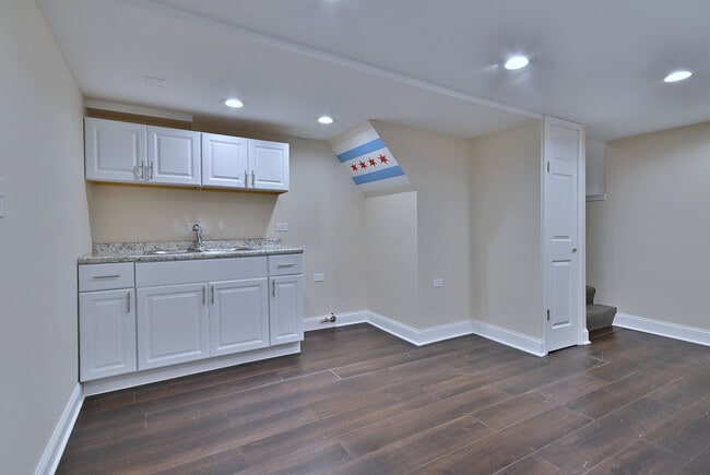 Building Photo - 7103 W Devon Ave