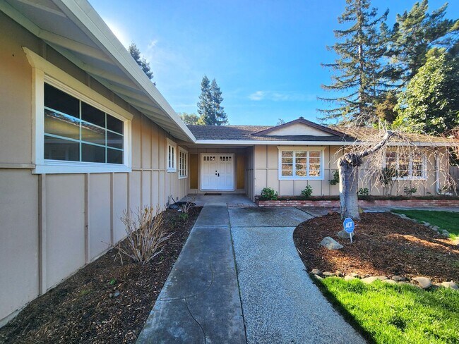 Building Photo - Charming Single Family Home Located in Sou...