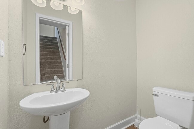 Building Photo - 2518 Henderson Ln