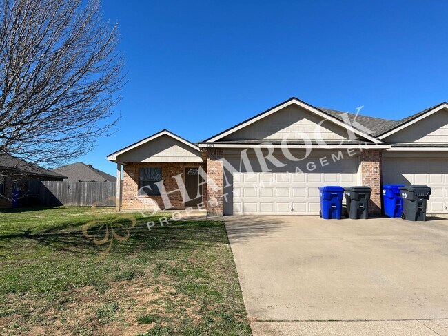 Building Photo - 3 bedroom/2 bath duplex in Midway ISD