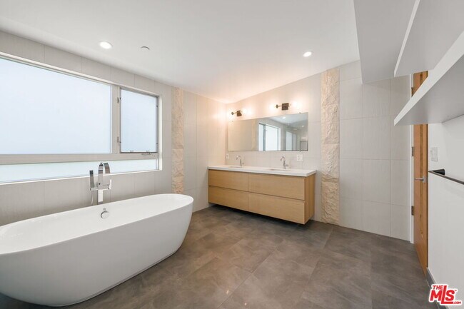 Building Photo - 808 Brooks Ave